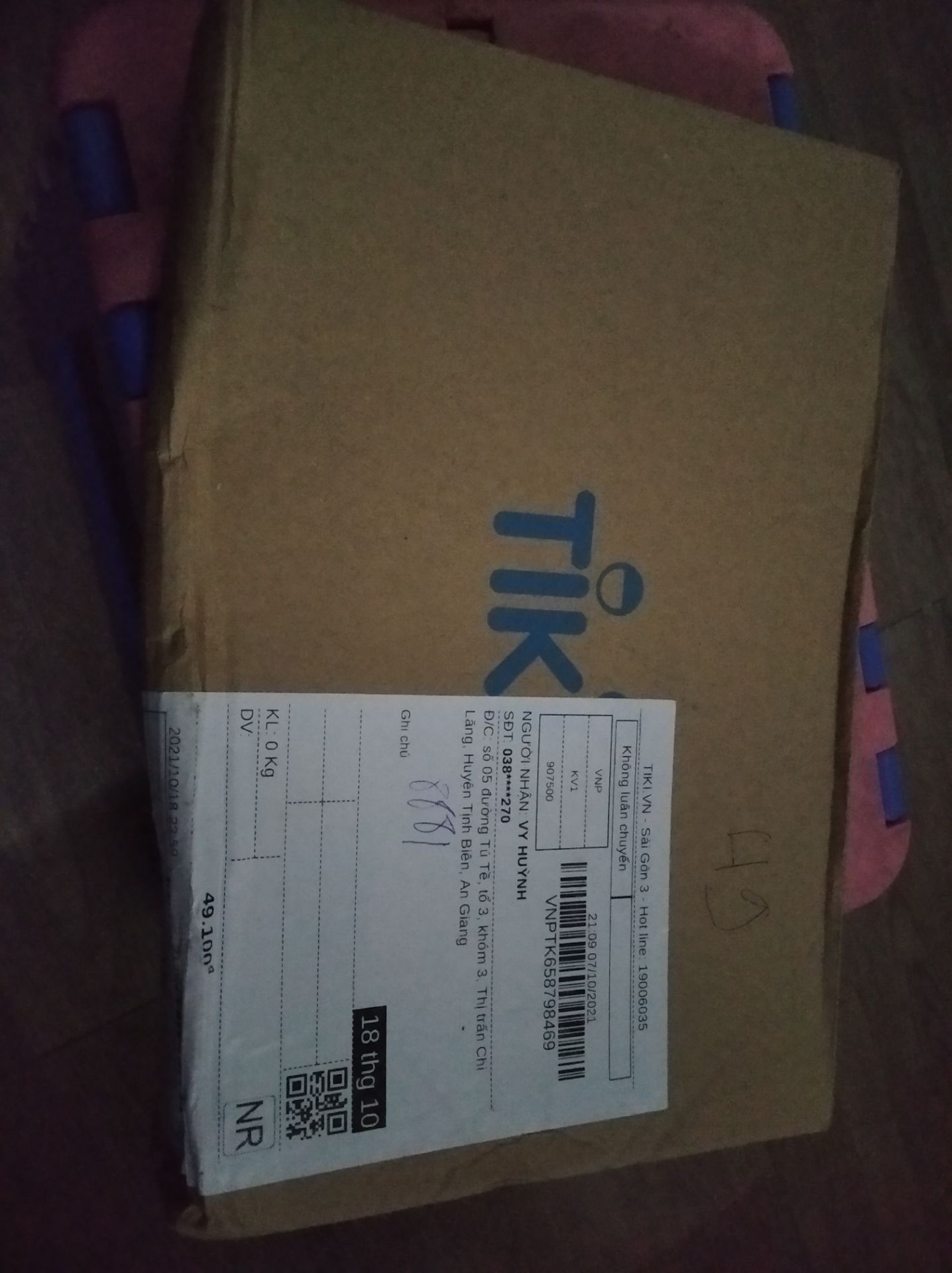 chưa đọc sách nhưng thấy cái phần đóng gói xu cà na quá ạ 😶 chú shipper thì đáng iu hết phần thiên hạ khỏi bàn rồi, sách thì mình cũng biết hay nên mới đặt nói chung là không vấn đề. NHƯNG nếu đóng gói ổn áp hơn xí thì trên cả tuyệt vời luôn í, nhìn sách tàn mình nhói :))) mong shop khắc phục nha