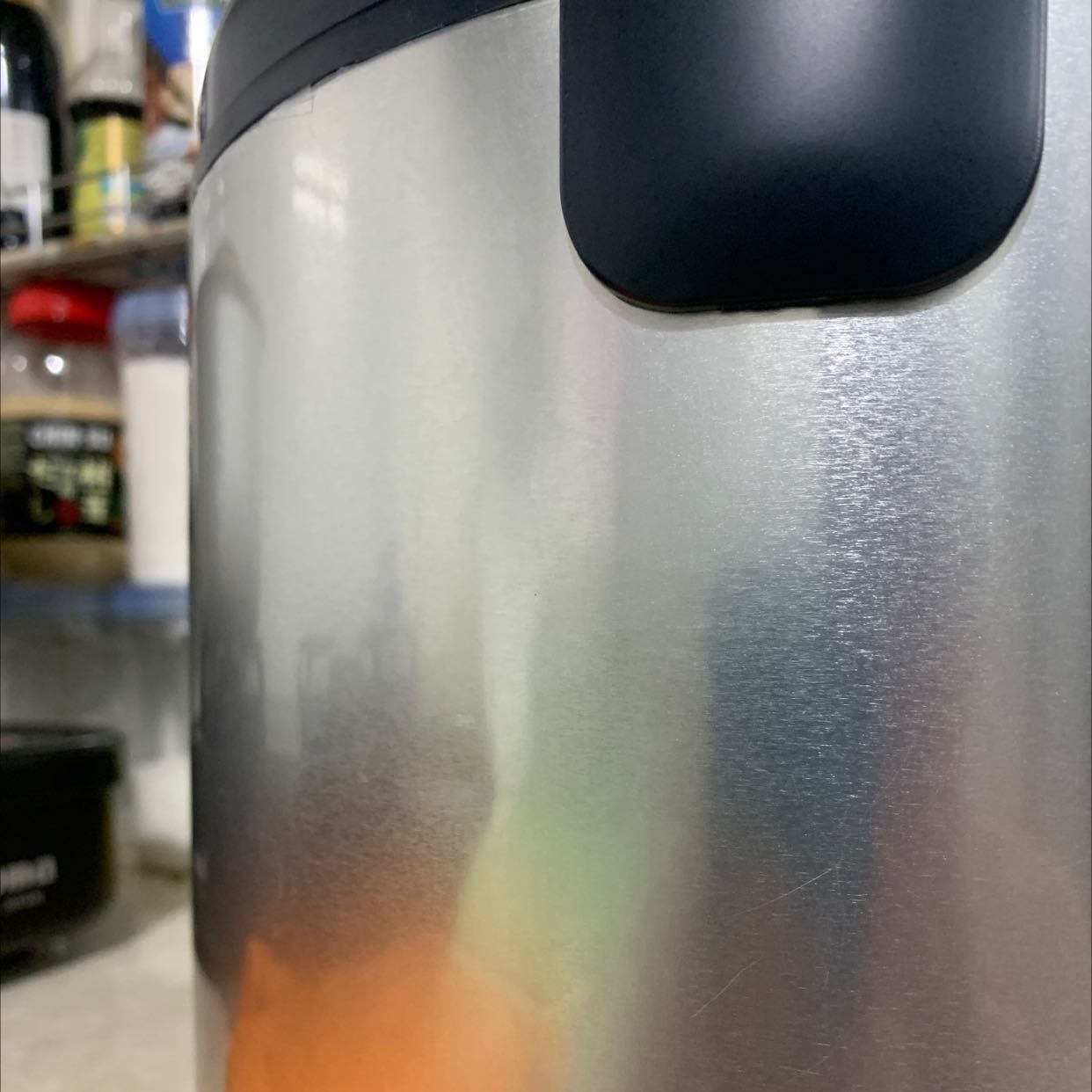 Hàng đóng gói rất cẩn thận mẫu mã đẹp lắm chỉ tiếc hơi bị ngấn bền hông một chút có lẻ trong quá trình vận chuyển từ nơi này đến nơi khác