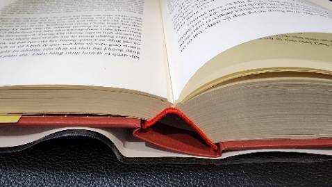 Đóng gói hoặc vận chuyển không tốt nên gói hàng rách góc và không được cố định tốt
Sách đóng gáy không tốt