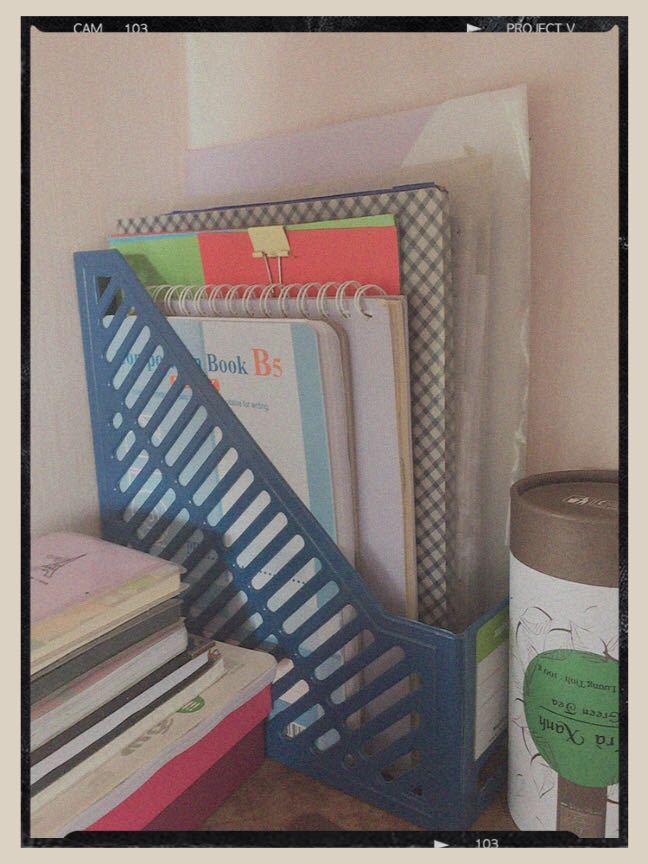 Lúc trước chưa rước e nó về giấy tờ của mình tùm la tùm lum còn đang định vứt hết đi ấy chứ @@ mà k ngờ là e nó cân hết cái đống này luôn, đựng được nhiều hơn mình nghĩ rất nhiều!! 
Tặng 5⭐️ bé nhỏ nha ^^