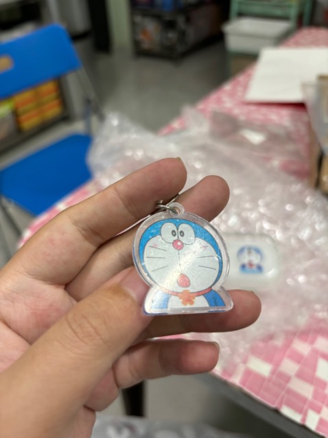 Đừng mua. Phí tiền. Trông hàng khá cũ, nhựa khá đục. Hình in chất lượng thấp. Móc khóa trầy xước tùm lum. Mắt òm