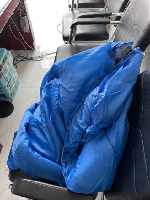 Sp dày dặn, đường may chắc chắn. Lần đầu cầm vào đã thấy rất mềm và êm tay. Nằm thấy êm và rất thoải mái, không bị kích ứng da. Vải chống thấm nước khá tốt, vì một lần mình làm đổ cafe lên túi ngủ thì không thấy bị ướt phần bông bên trong, ngoài ra thì vệ sinh cũng khá dễ dàng. Mình là dân văn phòng, buổi trưa hay ngủ lại công ty nên sắm một cái để mang theo rất tiện lợi. Từ hôm mang đi làm mà mấy đứa cùng chỗ làm cứ hỏi nhờ mua hộ mãi.😂
Khoá mở 2 chiều, mở dc bên ngoài và kéo lại bên trong. phần đầu hở ra có dây rút để rút cho ôm đầu mình lại, nói tóm lại là khá ưng em này của shop. thank you shop và tiki nhé