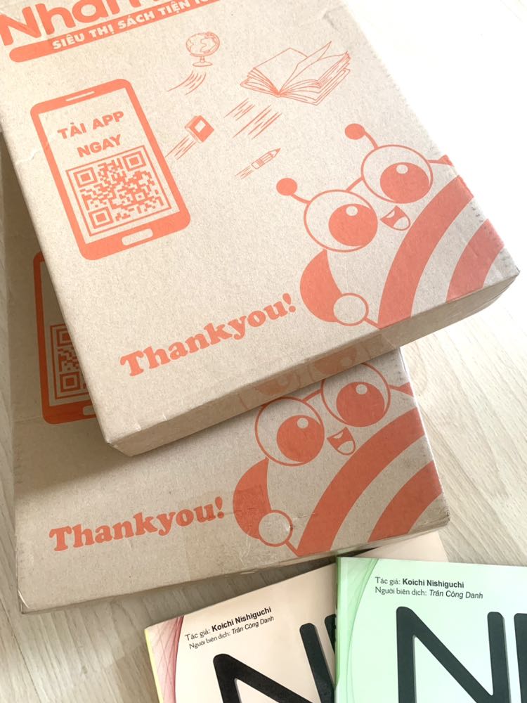 M đặt bên NV lần nào cũng giao rất nhanh, app chưa cập nhật thì đã nhận đc hàng rồi, hộp cũng rất xinh.
Cầm cái hộp thấy nặng trong khi 2 cuốn sách nhìn cũng mỏng, mở ra mới biết sách in giấy láng láng như mấy cuốn tạp chí nên mới nặng vậy, nhìn đẹp sờ cũng sướng tay ko nỡ ghi gì lên sách luôn 😂
Nội dung thì nên học bảng chữ cái trước rồi đọc vào sẽ ổn hơn. Có link tải audio trong sách nếu không có ổ CD để mở đĩa. Trình bày bài học chủ yếu là mẫu đối thoại, đoạn văn thường dùng và thực hành dựa trên mẫu đó,  ngữ pháp giải thích ngắn gọn súc tích nên có thể hơi nhanh cho những bạn chưa biết gì về tiếng Nhật (sách có phần luyện chữ ở sau nhưng là thực hành viết từ vựng). Còn đọc đc bảng chữ cái rồi thì vô tư 🤩
Tổng kết là m rất ưng bụng 💓