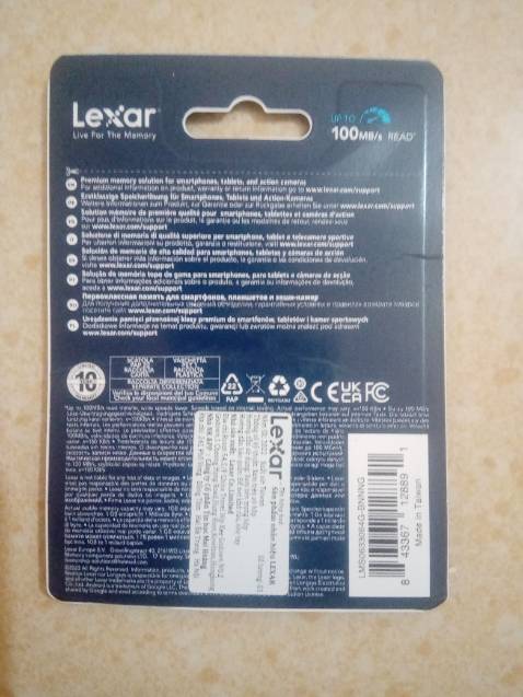 Không tem chống hàng giả của Lexar, không adapter, không giống hình