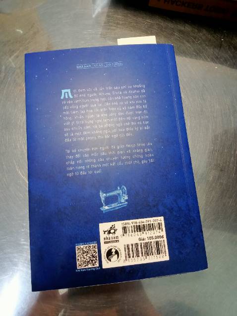 Cuốn tiểu thuyết rất cuốn hút, bạn sẽ tưởng mọi thứ là những câu chuyện rời rạc, cho đến nửa cuốn sau bạn lờ mờ nhận ra mọi thứ có liên kết. Đến cuối cùng mọi thứ lại liên kết với nhau thật chặt chẽ, thật logic. 'Điều kỳ diệu của tiệm tạp hoá Namiya" là chuỗi những câu chuyện rất nhân văn, rất ấm áp.
Review một chút về sách xong rồi giờ nói về cảm nhận cá nhân xíu!!.
Lúc đầu, mình đã không tìm hiểu hay xem bất cứ review nào chỉ đơn giản mua vì bìa sách khá đặc biệt. Sau khi về thì có giở ngay trong bìa sách, có giới thiệu tác giả, thấy ông chuyên viết về tiểu thuyết trinh thám. Mình đã nghĩ: "Vậy đã mua nhầm tiểu thuyết trinh thám"( hông phải hông thích tiểu thuyết trinh thám, mà giờ chưa muốn đọc lại thể loại này thui;). Nhưng mà nhờ tác giả là một người chuyên về thể loại này, nên mọi thứ logic đến không tưởng. Cuốn sách quá ấn tượng nên mình sẽ để lại chiếc comment dài dài.:)))