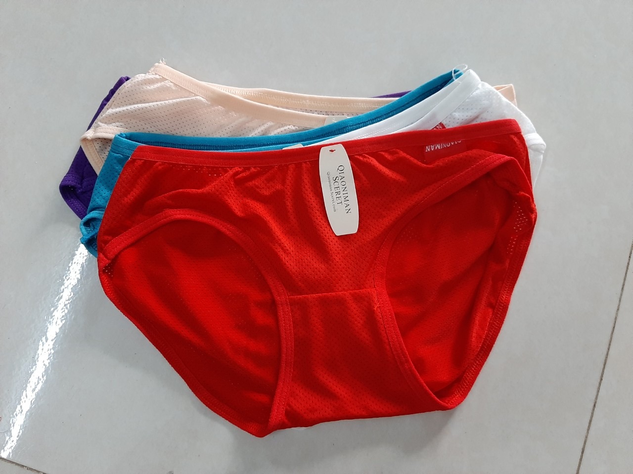 Mua 5 cái 5 màu khác nhau, màu nào cũng dễ mặc. Quần Thông hơi có lỗ lỗ mặc mát lắm, chất vải mịn, mà tính giá ra khá rẻ. So với tầm giá đó mà mua được quần này là quá ok