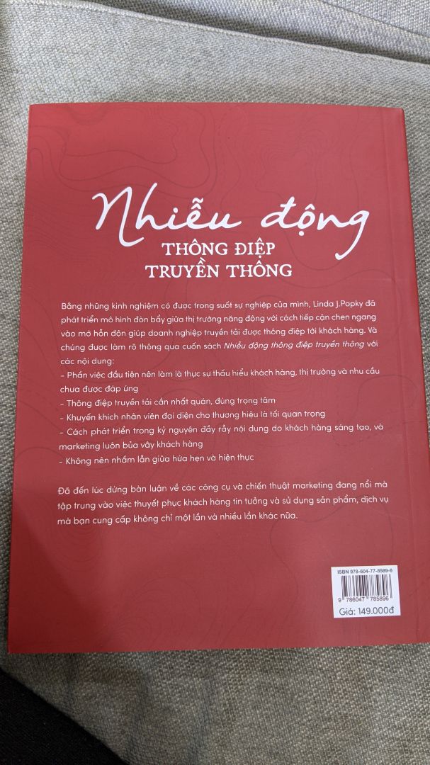 Sách nội dung khá là hay, thích cái từ "nhiễu động" ghê, sách có màng co bọc bên ngoài tránh xước sách. Hàng bọc gói cẩn thận. Giao hàng nhanh, shipper có tâm kiên nhẫn đợi khách vì khách bận con mọn.
