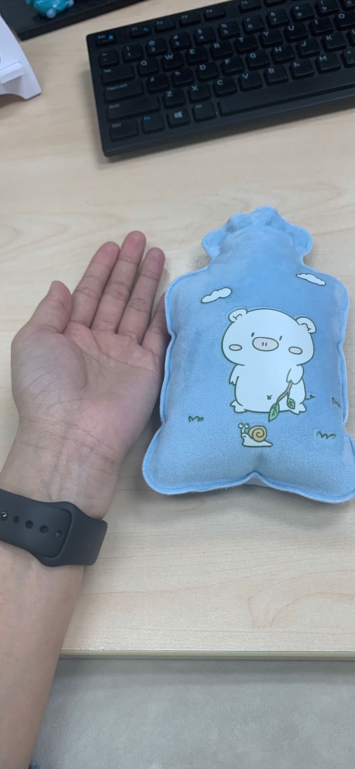 U là trời, Túi chườm về quá đúng lúc luôn, đúng hôm trời bắt dầu trở lạnh, lại đúng hôm rụng dâu nữa. Cho luôn nước nóng vào thử thì độ nóng vừa phải giữ nhiệt đc 2 tiếng, túi cute xỉu, rót nước không sợ bị ướt cái lớp lông mềm mềm bên ngoài đâu. Nắp bịt kín đáo, không lo nước bị dò ra ngoài.