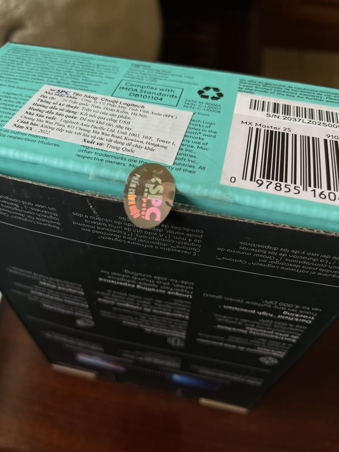 Shop bán hàng cũ cho mình, chuột đã bóc hộp và dùng bóng loáng, dưới đáy đã có vết xước, túi giấy cũ nhàu nát. Tôi trả hàng.