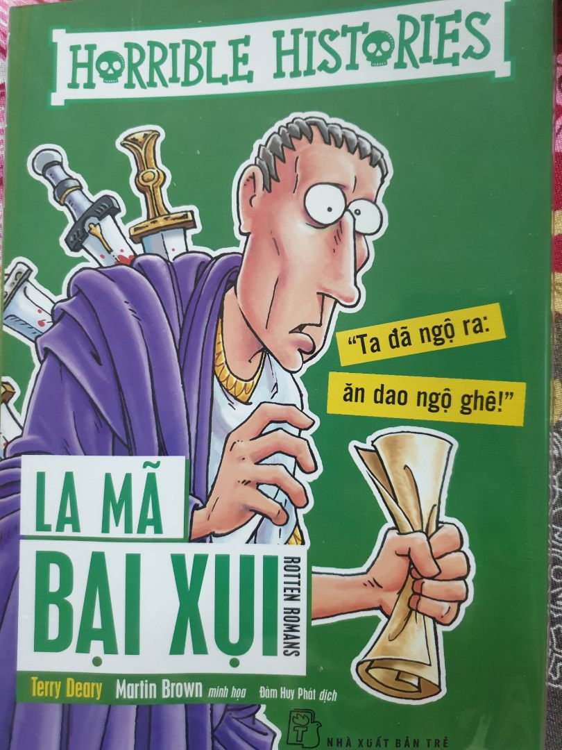 1 cuốn sách mới trong bộ Horrible Histories, xuất bản đầu năm 2019.
Giấy trắng, mịn, thơm và xịn hơn các cuốn trước đây.
Phần nội dung đề cập chủ yếu về các mặt lịch sử, tôn giáo, văn hóa, ẩm thực...của đế chế La Mã và người Briton thời thuộc La Mã.