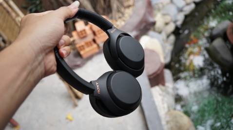 Lúc mua không hề biết trên Thế Giới lô WH1000XM4 này bị lỗi bản lề rất nhiều, số xui Tiki giao trúng cho mình cái bị lỗi đó. Hy vọng tiki đọc được cái review này và có chính sách hỗ trợ mình.
Mọi người lên Youtube tìm: sony wh 1000xm4 lỗi bản lề là ra video của mình.
Chỉ cần tìm Google Sony WH1000XM4 creaking plastic sound là ra một đống kết quả của những người mua trúng hàng lỗi. Mình nghĩ Sony làm ăn uy tín, chỉ cần đem tới trung tâm bảo hành họ sẽ đổi hoặc sửa cho mình. Không ngờ khi mang đến, họ giả bộ *** xíu rồi bảo bình thường, không lỗi gì hết. Cầm xoay cái bản lề nó kêu ọt ẹp như thế mà bảo không lỗi ? Tai nghe hơn 5 triệu mà để lỗi gia công như thế giao đến cho khách hàng ? Đeo vào mỗi lần cử động đầu nó cứ kêu cạch cạch thì sao xài ?
Mình phải đi mượn cái micro để quay video thu âm lại đăng lên cho mọi người lưu ý, ai xui mua trúng cái lỗi giống mình thì Sony nó ko bảo hành đâu.