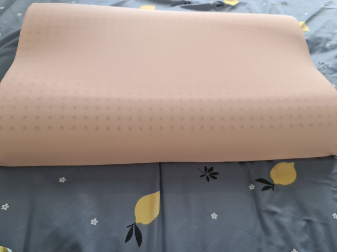 Giao hàng rất nhanh, đặt buổi sáng mà trưa đã có dù là Chủ nhật. Về chất lượng thì gối mềm, có đỡ đau vai gáy không thì phải xài 1 tgian mới biết. Mới mở bao thì có mùi cao su hơi nồng. Shop nên bán thêm bao gối thì tiện hơn vì lớp vải bọc rất mỏng, dễ bị dơ.