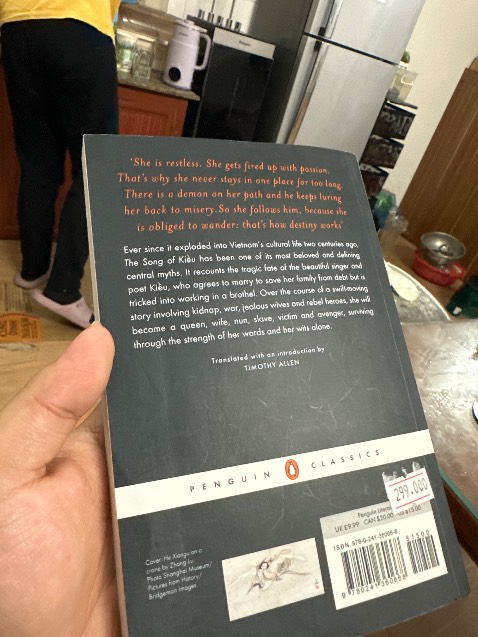 sách không phải sách mới, là sản phẩm trưng bày, có nhiều vết móng tay trên bìa sách,