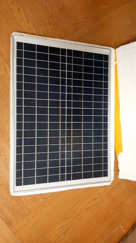 Shop đóng gói cẩn thận. Tấm pin đẹp, chăc chắn. Thử lúc 17 giờ đo được 12,5 V.