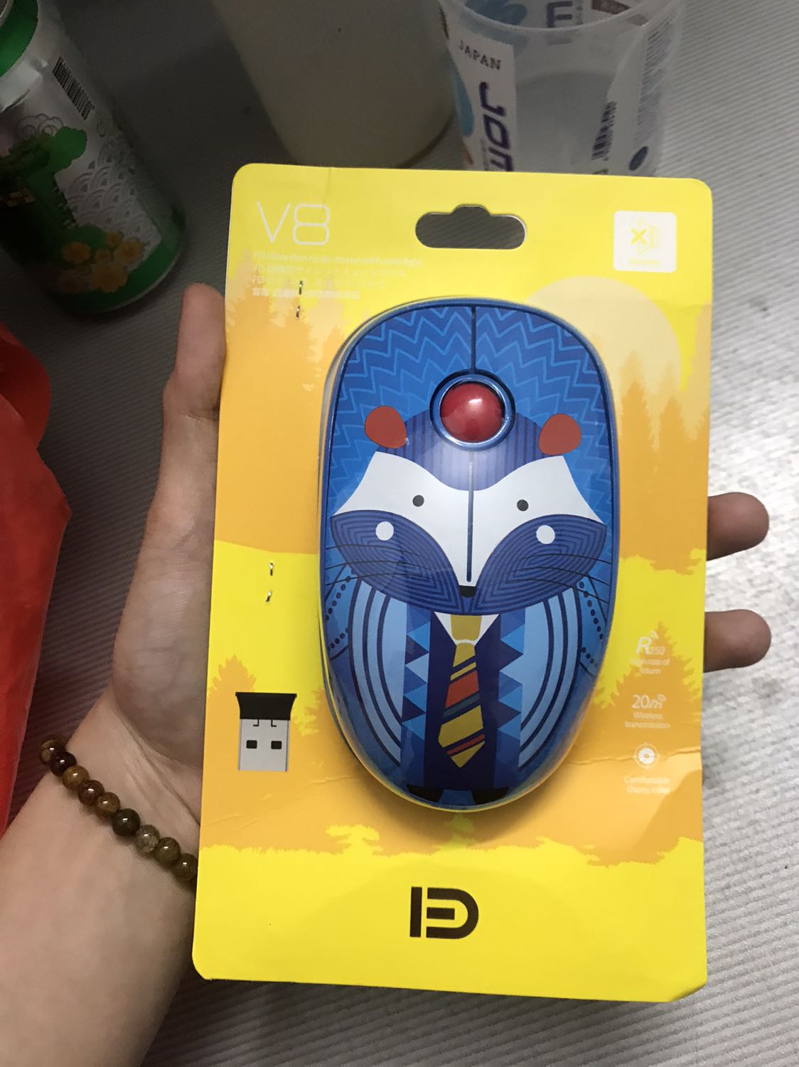 Click chuột không nghe tiếng ồn, nhưng nút lướt lên xuống vẫn nghe rõ tiếng. Điểm trừ nữa là không có nút tắt khi không sử dụng, có thể dễ hao pin. Không biết có dùng lâu dài được không, nhưng khá ổn so với giá sản phẩm.