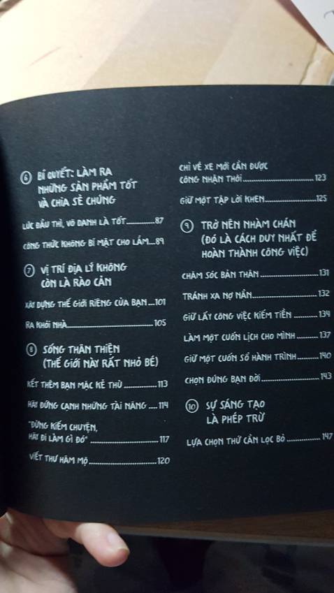 Mình đã đọc quyển Nghệ thuật PR bản thân của tác giả thấy thích nên đặt thêm quyển này, văn phong ngắn gọn xúc tích và thiết thực cho những bạn làm việc trong ngành sáng tạo. Nhà sách tặng kèm một tấm thiệp cảm ơn dễ xương có thể làm bookmark luôn. rất hài lòng nhe.
