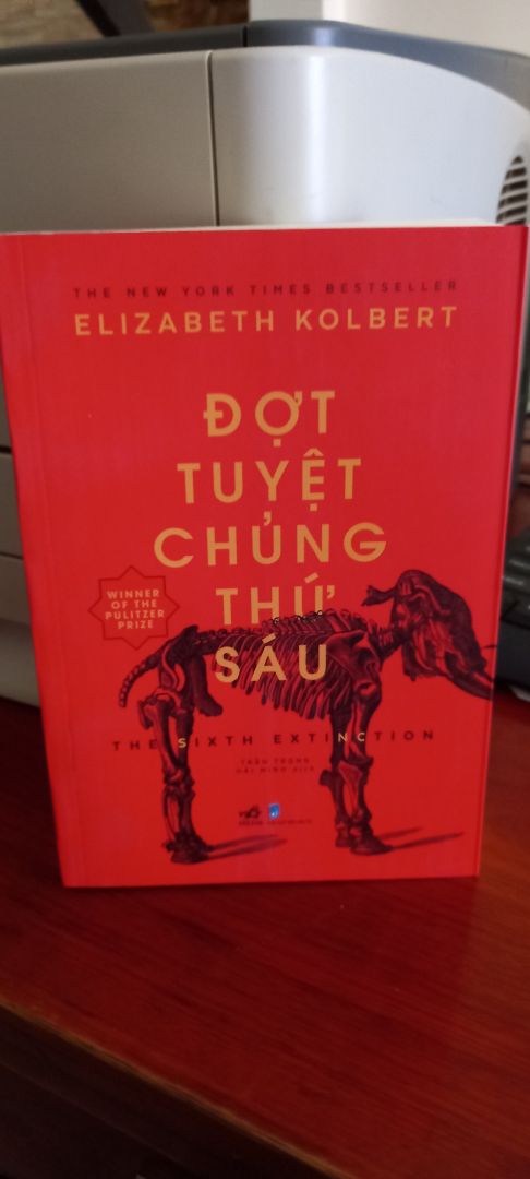 Sách rất hay.
Nội dung cuốn sách đang cảnh báo về sự tuyệt chủng của một số loài vật từ quá khứ đến hiện tại. Sách cũng kể lại nhận thức của con người về quá trình hình thành và nguồn gốc của loại vật qua quan điểm của các nhà khoa học người Anh, Pháp từ thế kỷ 17. Qua đó chúng ta cũng biết rằng, Darwin người đưa ra học thuyết tiến hóa, viết quyển sách về nguồn gốc của muôn loài cũng là kế thừa, tiếp thu những quan điểm của những nhà nghiên cứu trước đó.