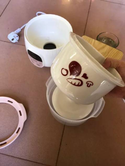 Nồi nhỏ xinh xinh nhưng chắc chắn, vừa nấu vừa hấp nên rất tiện còn dc tặng thêm đế lót nồi, mình nấu thử 2 bữa thấy rất ok. Thẻ bảo hành và sách hướng dẫn đầy đủ. Giao hàng nhanh, shop nhiệt tình. Rất là hài lòng