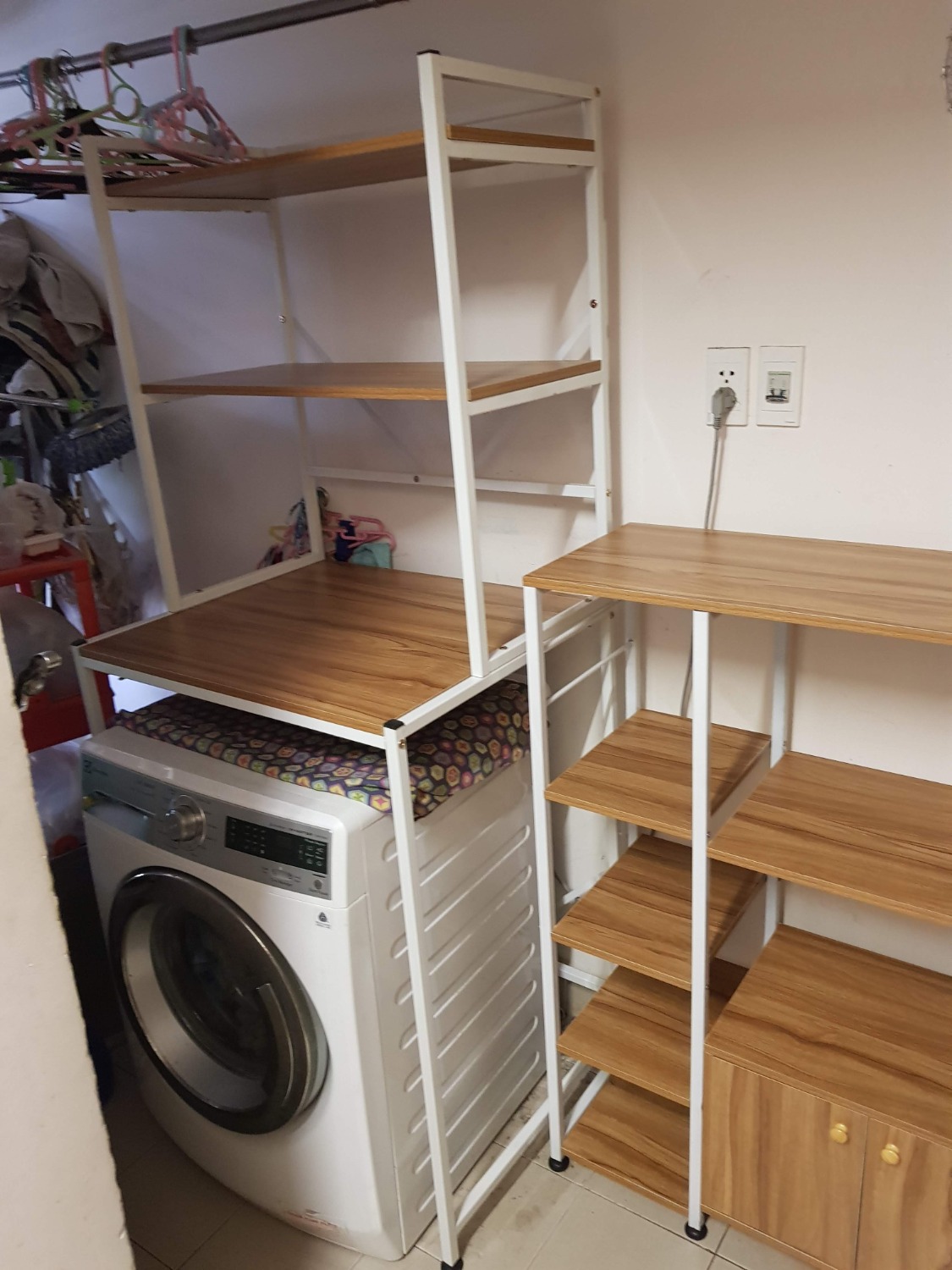 Lần thứ 2 mua của shop, kệ rất chắc chắn, đặc biệt ưng bụng với cánh tủ xịn xò dc gắn bản lề đóng từ từ êm k nghe tiếng động luôn (nói thật mình khá bất ngờ vì giá rẻ mà dc gắn đồ xịn).Khung sắt dày dặn, mặt gỗ k thấm nước rất ok dễ dàng lau chùi. lần này mình lắp hơi lâu xíu nhưng xong thì cảm thấy rất hài lòng, Ah mà Shop có video hướng dẫn từng bước lắp ráp cứ làm theo là thành công đừng như mình tự mò mẫm nên lâu nha.kkk
Thanks shop sẽ ủng hộ tiếp!