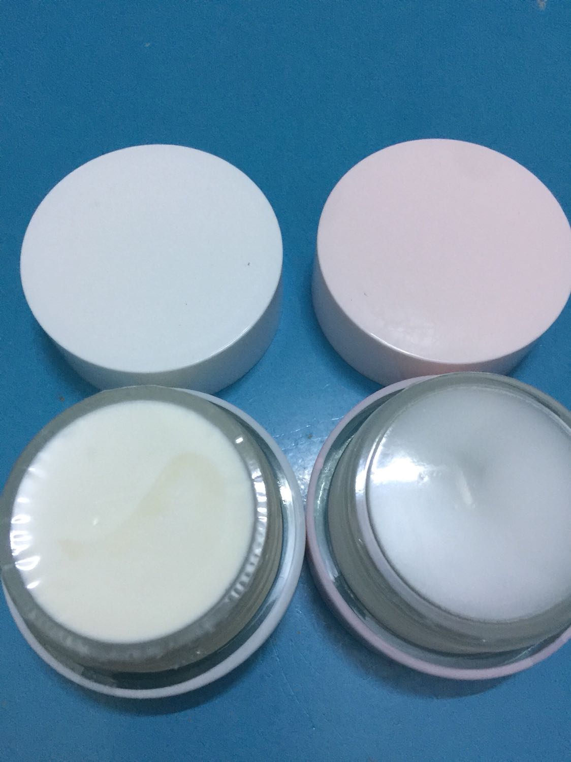 Mua 2 hũ kem. 
Bên trong 1 hũ kem như có vầng đọng nước bên trong. Liên hệ Tiki mãi ko trả lời về đổi trả hàng hoặc như thế nào cả. Sđt ***