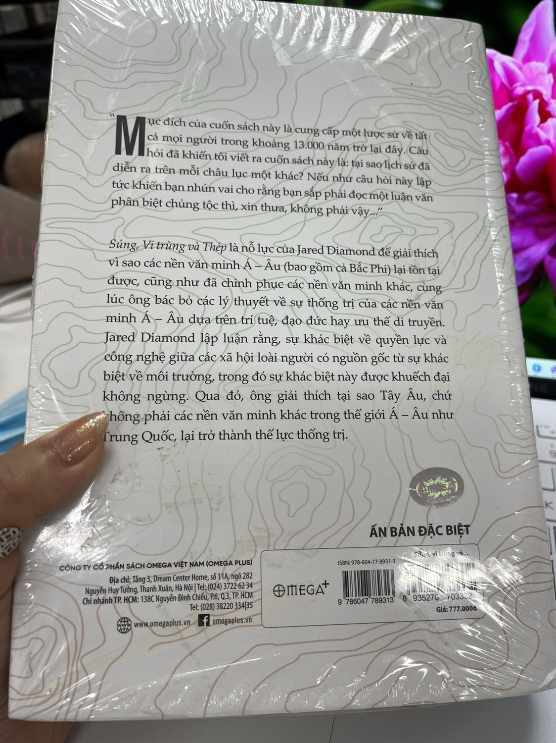 Nội dung thì không còn gì phải ý kiến, mọi người góp ý đầy ở các quyển bản thường, bìa mềm rồi. Mua để đi tặng, để lưu mà khi nhận hàng, nhà cung cấp nghĩ cái gì khi đóng chống móp méo góc sách, mà đi dán trực tiếp một lô băng keo trực tiếp lên cái màng bọc của sách. Bóc được chỗ đó ra thì nhìn lem nhem, chưa kể màng bọc ngoài bị lồi lõm như kiểu mua hàng thanh lý ở đâu. Một quyển sách Phiên bản đặc biệt, thì làm ơn đối xử đặc biệt một chút. Có thể bao bọc một lớp túi bóng trước khi dán một đống băng keo lên dùm, chứ giờ nhìn quyển sách so với số tiền mà thấy ức chế.
Ngoài ra, nhìn trực quan bên ngoài cũng không thấy khác biệt nhiều so với quyển bìa cứng cùng loại, với giá sale còn hơn 540k vẫn là quá đắt so với giá quyển bìa cứng. 1 triệu là mua được bộ 4 quyển của tác giả mà bìa cứng đẹp long lanh và chất lượng cũng gần như Phiên bản đặc biệt rồi.