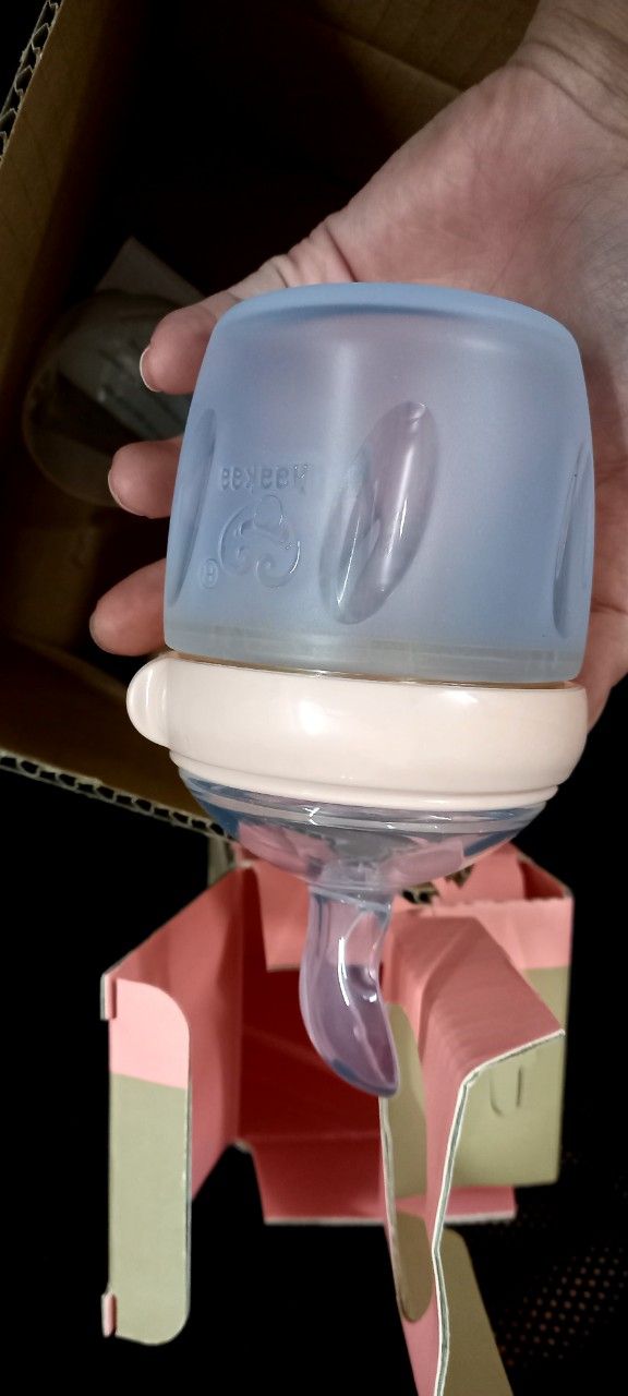 vừa nhận đồ xong, cảm nhận ban đầu thấy bình thìa chất liệu cầm thích tay, đầu thìa mềm. Mong là bé hợp tác :') :')