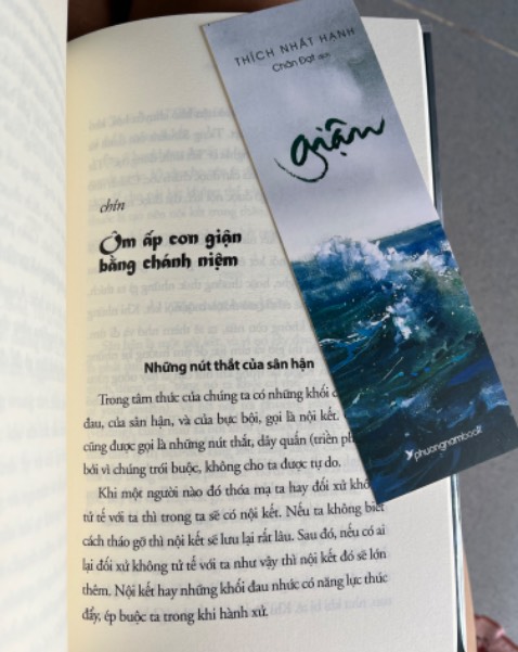 Sách của thiền sư Thích Nhất Hạnh thì hay khỏi bàn rồi ạ, mình đã đọc qua vài cuốn, rất thích.