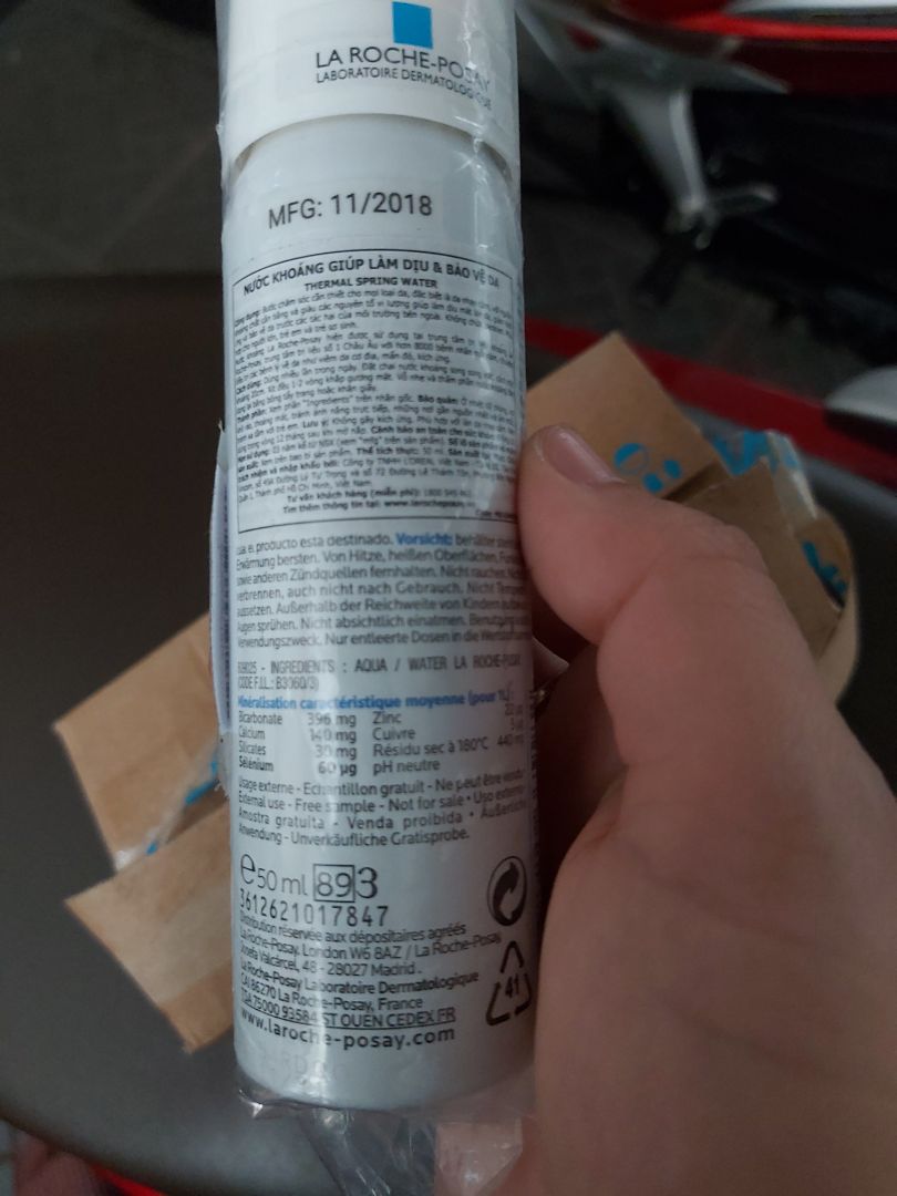 Tiki giao hàng đúng hạn, sản phẩm còn nguyên tem nhưng không có lớp chống sốc, giao hàng buổi trưa cầm chai xịt khoáng nghe nóng luôn. Sản phẩm sx từ 11/2018. Mình thuộc da hỗn hợp lại rất dễ dị ứng nhưng sản phẩm xịt lên nghe êm da, không rít, tia xịt mạnh, đáng mua, lần sau sẽ mua chai lớn xài lâu dài