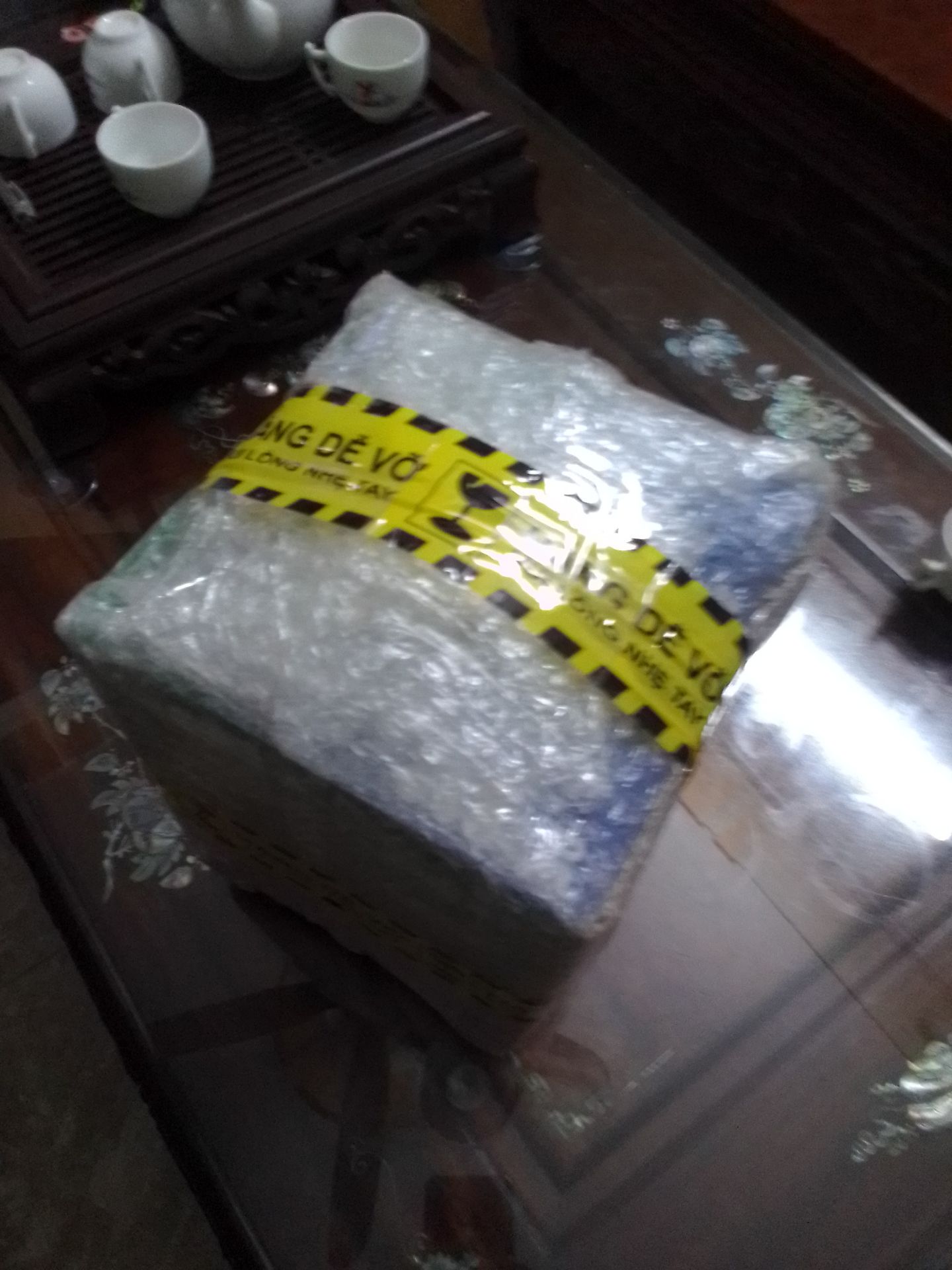 Hàng chính hãng, chất lượng cao, đẹp, thiết kế tinh tế, kết hợp giữa đơn giản và nhấn nhá tạo hình sản phẩm. Nhà bán tư vấn tốt, giá thành cạnh tranh, đóng gói cẩn thận. Cũng rất may đvvc cũng rất nhẹ tay