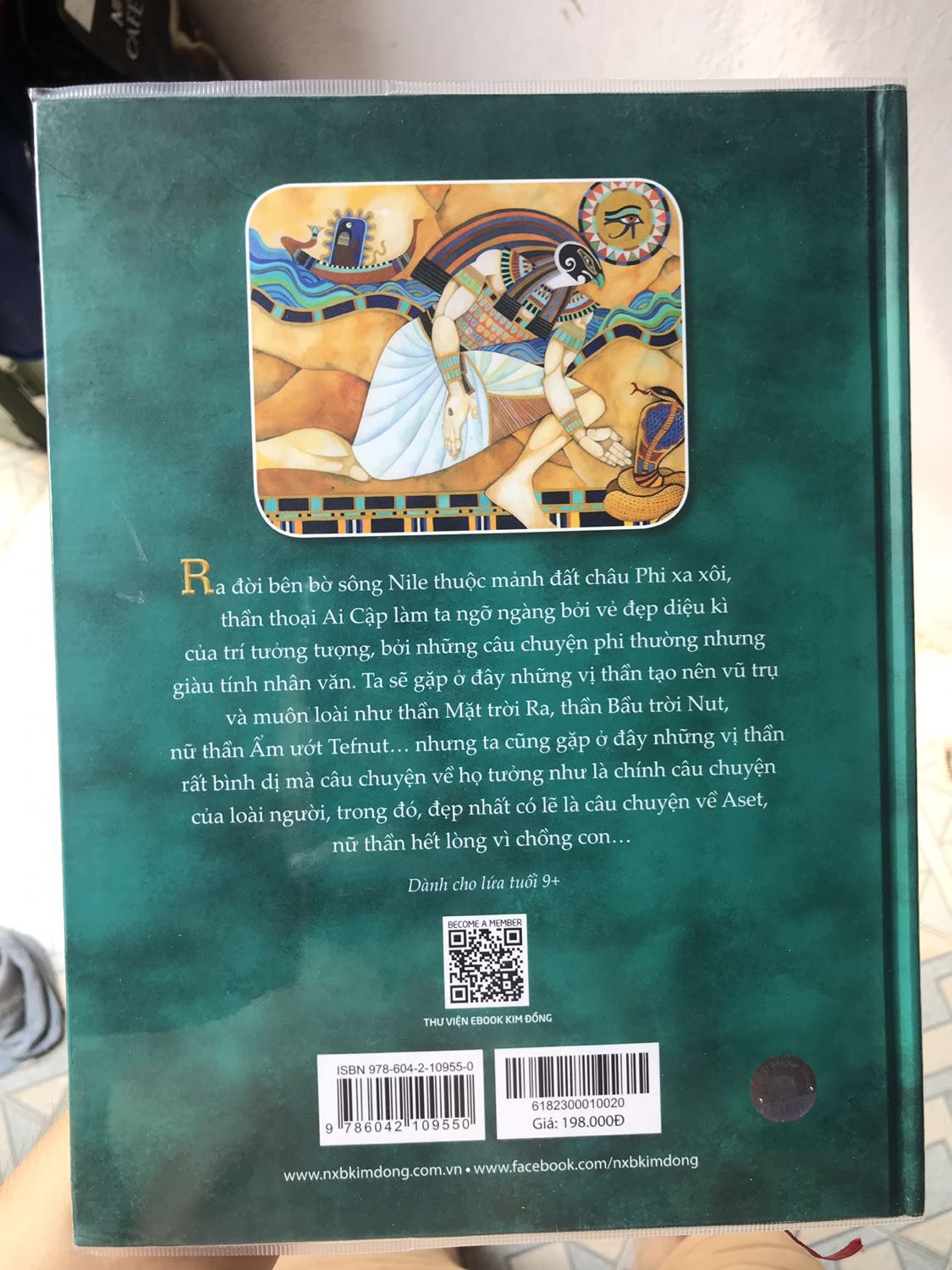 Phần thiết kế bên ngoài bìa sách cực đẹp và trang sách cũng dày và lật sướng tay. Phần hình ảnh bên trong cũng đặc sắc, mô tả chi tiết nội dung

Nhưng hơi thất vọng về phần nội dung, viết ko hiểu gì, đọc lại 2-3 lần vẫn ko hiểu nổi @@. Sau khi đọc xong chỉ đọng lại được thần Ra, Isis, Osiris và Set còn lại thì quá mờ nhạt.