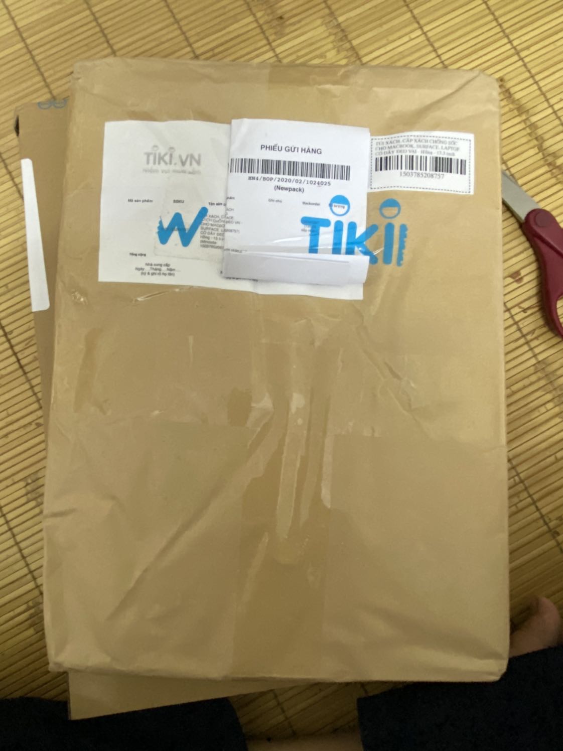 Hàng được đóng gói kỹ, giao hàng nhanh hơn dự kiến! Túi rất chắc chắn, vừa máy 13.3!