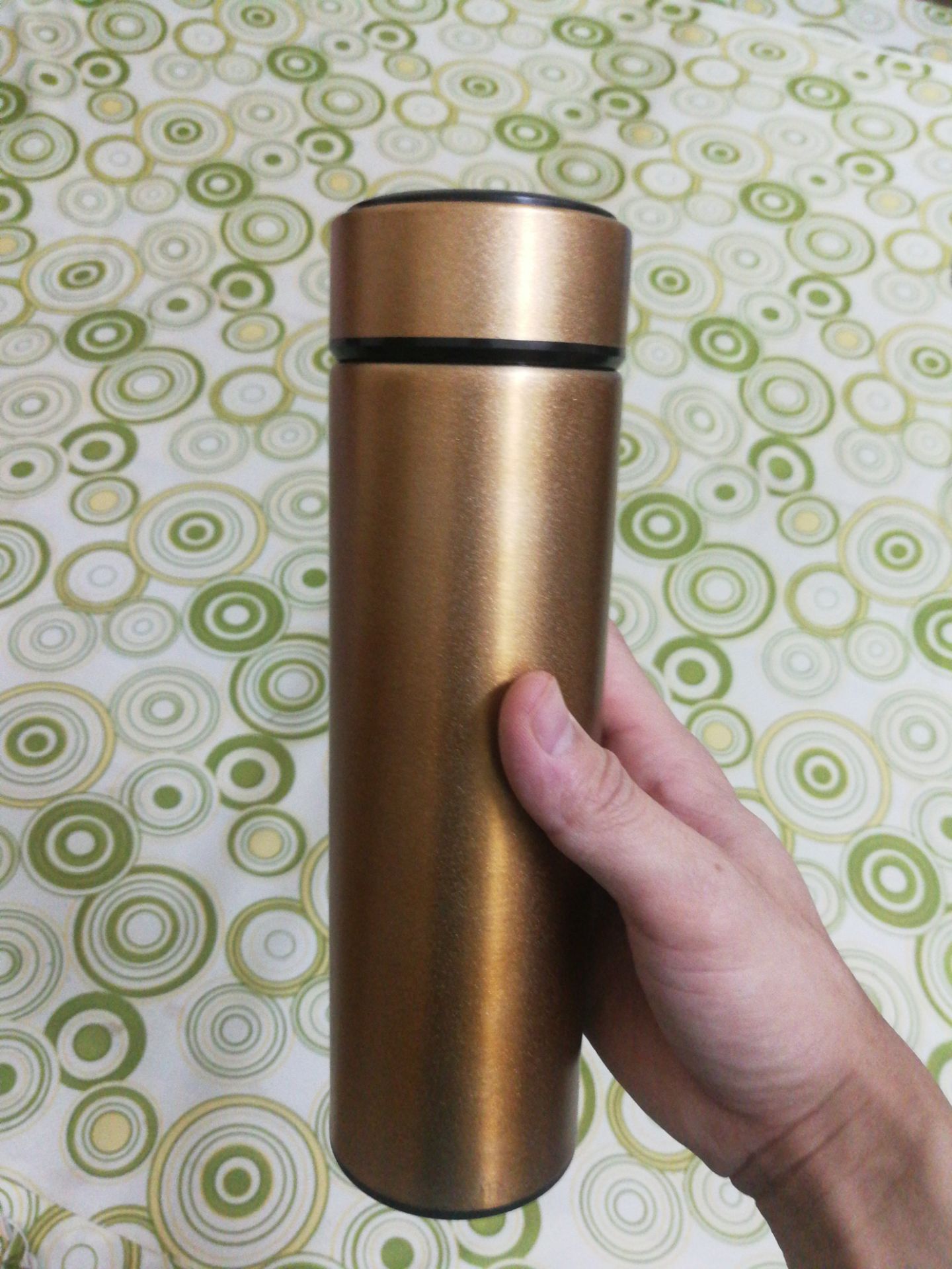 Shop giới thiệu k đúng vs sp nhé giới thiệu lớp ngoài bọc bằng cao su còn  đây kiểu xịt sơn trông đểu đểu ak.. Đây là mình góp ý để shop tốt hơn thôi  chứ vẫn cho 5 sao nheng