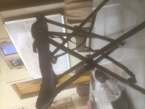 Ghế ngồi khá êm. Khung chân ghế vững và ổn định, giao hàng nhanh, và đóng gói kỹ