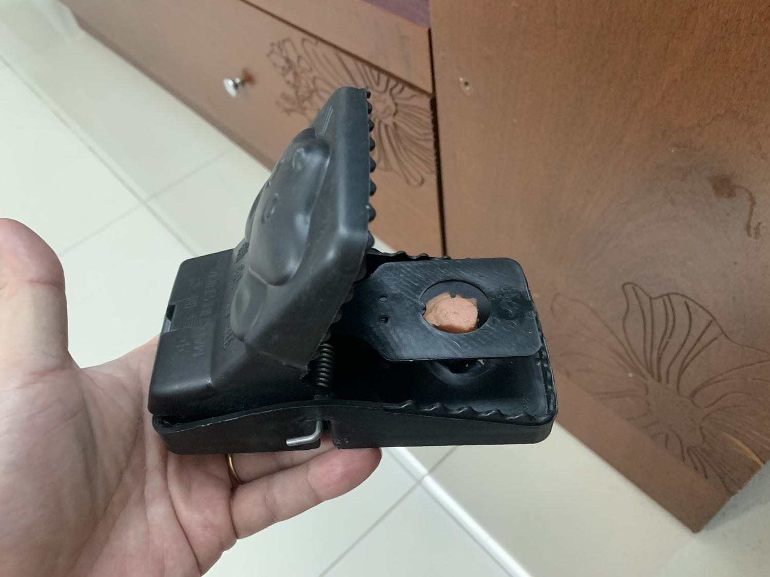 không nên mua cái này. hình như chưa thử nghiệm kỹ trước khi bán ra cho người sửa dụng. hình thức thì được mà khi dùng thì bẫy tự nhẩy. mua 3 cái về tự nhẩy cả 3. chắc là lò xo quá mạnh cơ cấu không hãm nổi.
má mua đồ tầu đúng phí tiền