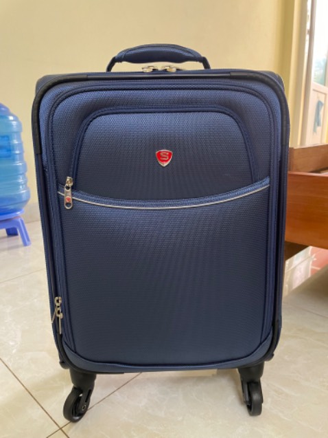 Hàng cực kì chất lượng. Balo mới, đẹp, nhẹ, dây kéo mượt. Thích nhất là được tặng túi trùm vali giúp kí gửi hay mang lên máy bay tránh bị trầy xước, để ở nhà cũng bớt bụi.