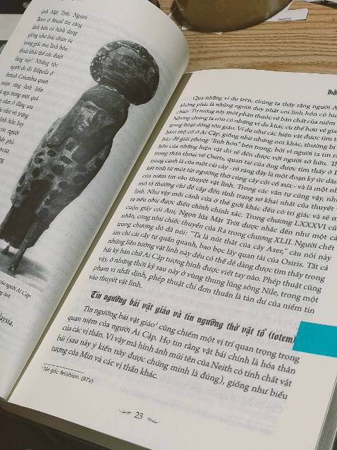 Điều đầu tiên thu hút mình là bìa sách tiếp đến là nội dung. Mặc dù tựa sách là "Thần thoại Ai Cập" nhưng mở đầu tác giả không đề cập ngay mà đi từng phần của quá trình hình thành nên thần thoại bao gồm cả tư tưởng tôn giáo, lối sống, sinh hoạt, văn hoá đã hình thành và ảnh hưởng đến thần thoại như thế nào. Nội dung bên trong hàm chứa rất nhiều nội dung có giá trị khác nữa không chỉ riêng các câu chuyện về những vị thần Ai Cập được thờ phụng thôi không. Mình cảm thấy sách bổ ích, có giá trị tham khảo nữa.