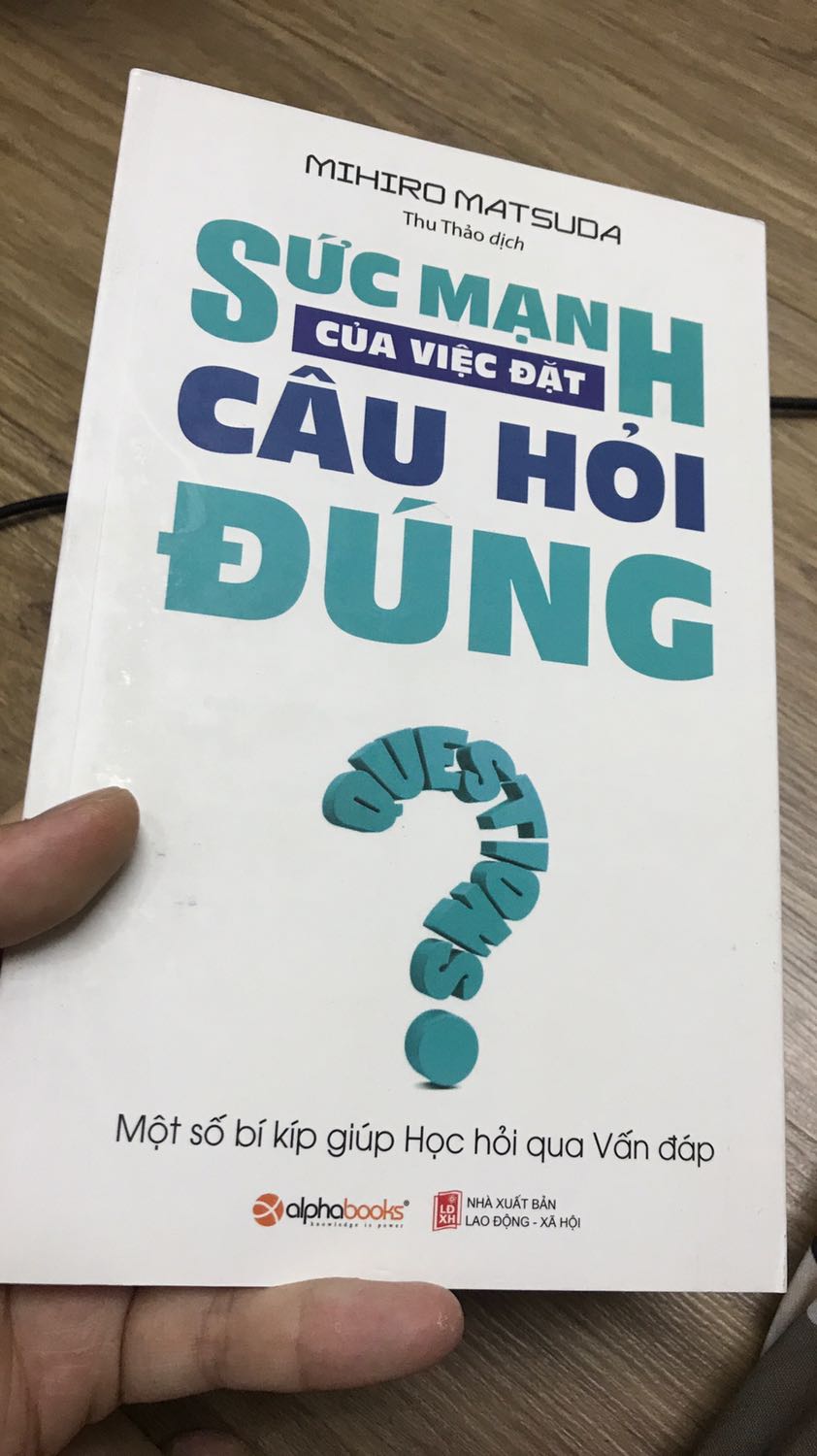 Nội dung chưa đọc nên mình chưa bàn đến. Về bề ngoài, khi nhận hàng sách không được bao bọc nilong bên ngoài, bìa nhìn cũ.