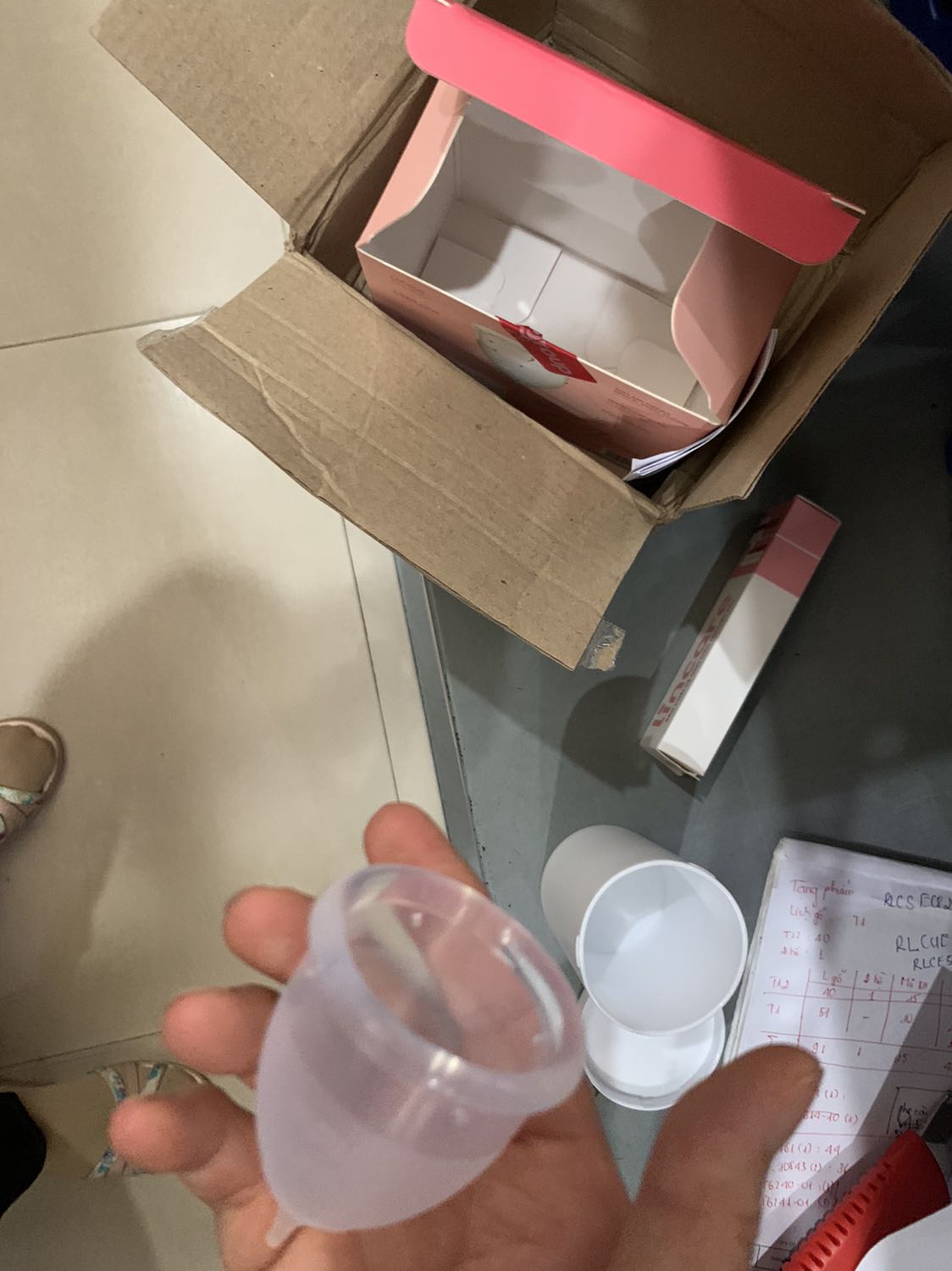 Cốc thấy dày. Mà miệng cốc làm lớp cao su dày quá thấy hơi sợ. Cốc có mức ml. Đuôi cốc cao su dẻo mềm nên mình nghĩ sẽ ko bị cấn đau. Thân cốc ko trơn hoàn toàn mà có phần nhám nhám phần dưới. Hơi hoang mang ko biết có đặt vừa ko nữa. Cốc tiệt trùng cũng đẹp mà chắc chắn nữa. Nắp vừa khít cốc ko sợ rớt ra.