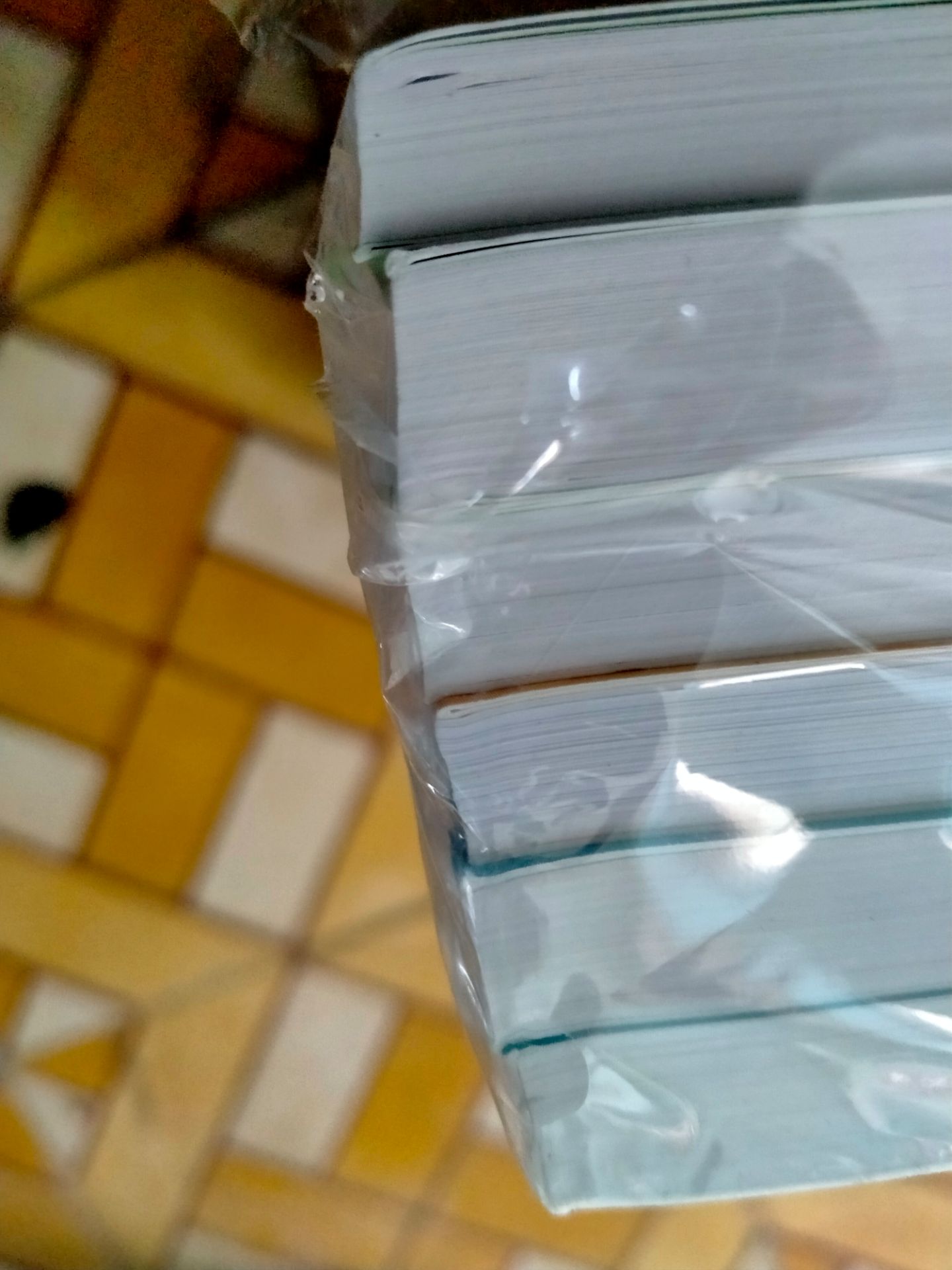 Giao hàng nhanh
Đóng không chắc chắn, hộp thì bị móp hết, sách chỉ có 1 cái bọc bao 6 cuốn, bên ngoài là 1 dãi trắng để ở mặt trên, kế tiếp đến hộp, đóng gói sơ sài
Giấy mỏng, nội dung thì ok, có tiếng Trung, phiên âm, tiếng Anh và tiếng Việt