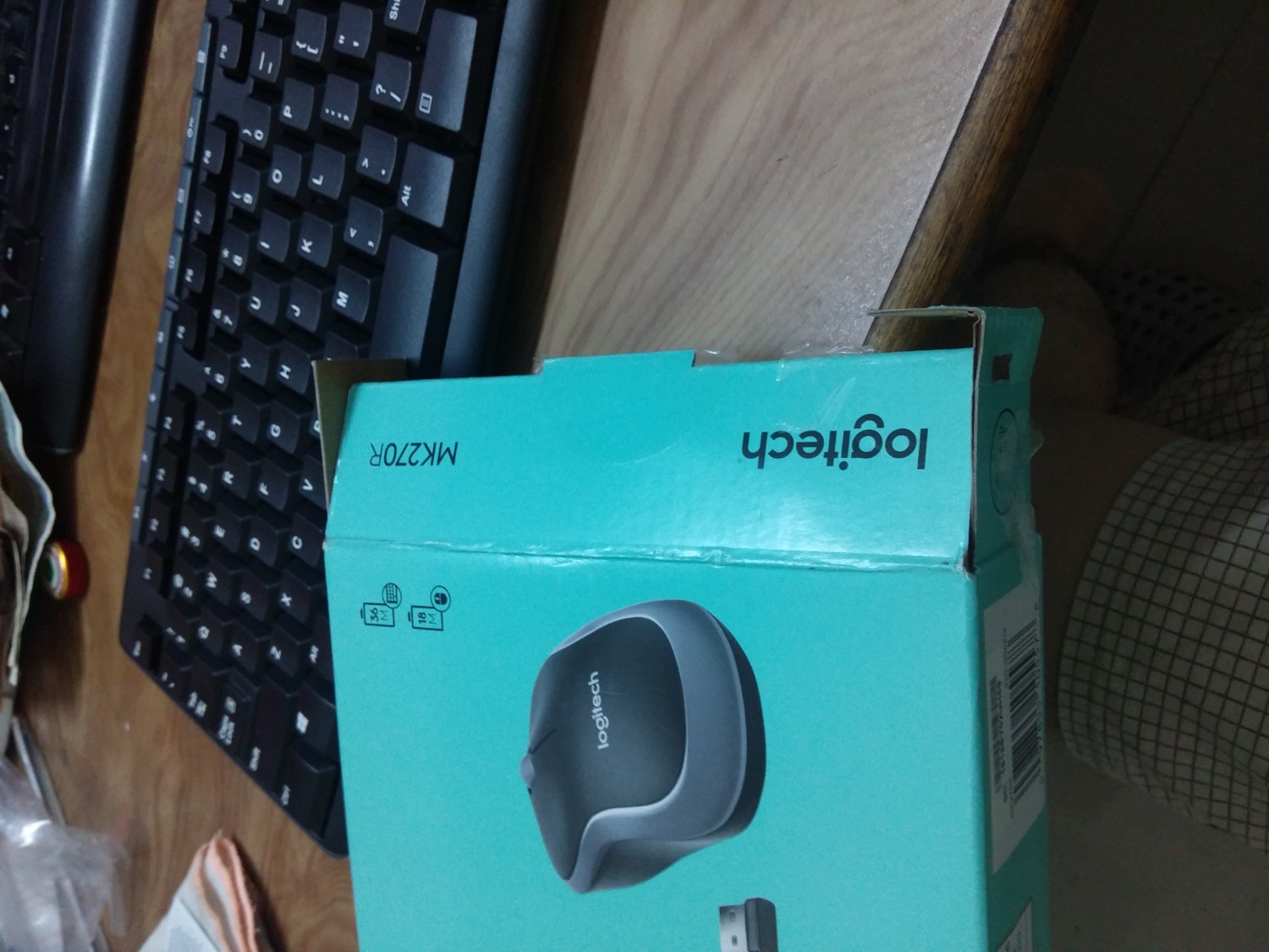 Sản phẩm này có vấn đề. Trước đây, cũng mã này Logitech MK270r.
Tôi đã từng mua 2 bộ này, nên chủ quan tiếp tục mua. SẢN PHẨM LẦN THỨ 3 TÔI MUA NÀY CÁI MINI RECEIVER KHÔNG CÓ UNIFYING.
Tức là cục receiver nhìn thô kệch, không tròn, trau chuốt và không có logo Unifying màu cam như trước. 
Khi tôi nói chuyện với nhân viên, họ nói lập lờ là sản phẩm đã có sự thay đổi, nhưng đó là vô lý, sản phẩm không đúng với hình ảnh. 
Nếu biết không có Unifying (tính năng kết nối receiver nổi tiếng và đắt tiền của thiết bị) thì tôi ko mua sản phẩm này. 
Ở phía dưới nhận xét có 1 người bị vụ này y chang như tôi.
Bây giờ mới hiểu tại sao có người khen xài đc có người nói bắt sóng ko tốt, trễ, lag, yếu. Là vì họ bị bán trúng sản phẩm giả ko có logo Unifying.
Chưa hết, sản phẩm trước tôi mua, cách mở hộp và gắn khác hẳn, hộp trước ghi rõ có Unifying và mở ở giữa, còn loại này mở hộp ở 2 bên hông, nắp che pin của bàn phím rất thô kệch, nhìn như đồ tàu, ko thô xảo như cái cũ.
Hiện này sản phẩm Logitech này, tiki bán đang nhập nhằng không rõ ràng hàng thật hàng giả gâp nhầm lẫn cho khách hàng. (Hiện nay tôi cũng ko biết cái bản này là giả hay thật nữa). 
Tôi đã kiểm tra trên website của Logitech, hàng chính hãng MK270r ko có cái receiver thô kệch và thiếu logo unifying này. Cũng chưa từng thấy logitech đưa thông cáo thay đổi sản phẩm này.
Phía dưới tôi chụp cho các bạn phân biệt giữa đồ giả (mới mua dính lúc nãy) ở bên phải và đồ thật (tôi mua trước đây ở bên phải) hoàn toàn khác biệt.
Các bạn hết sức cẩn thận khi mua hàng.