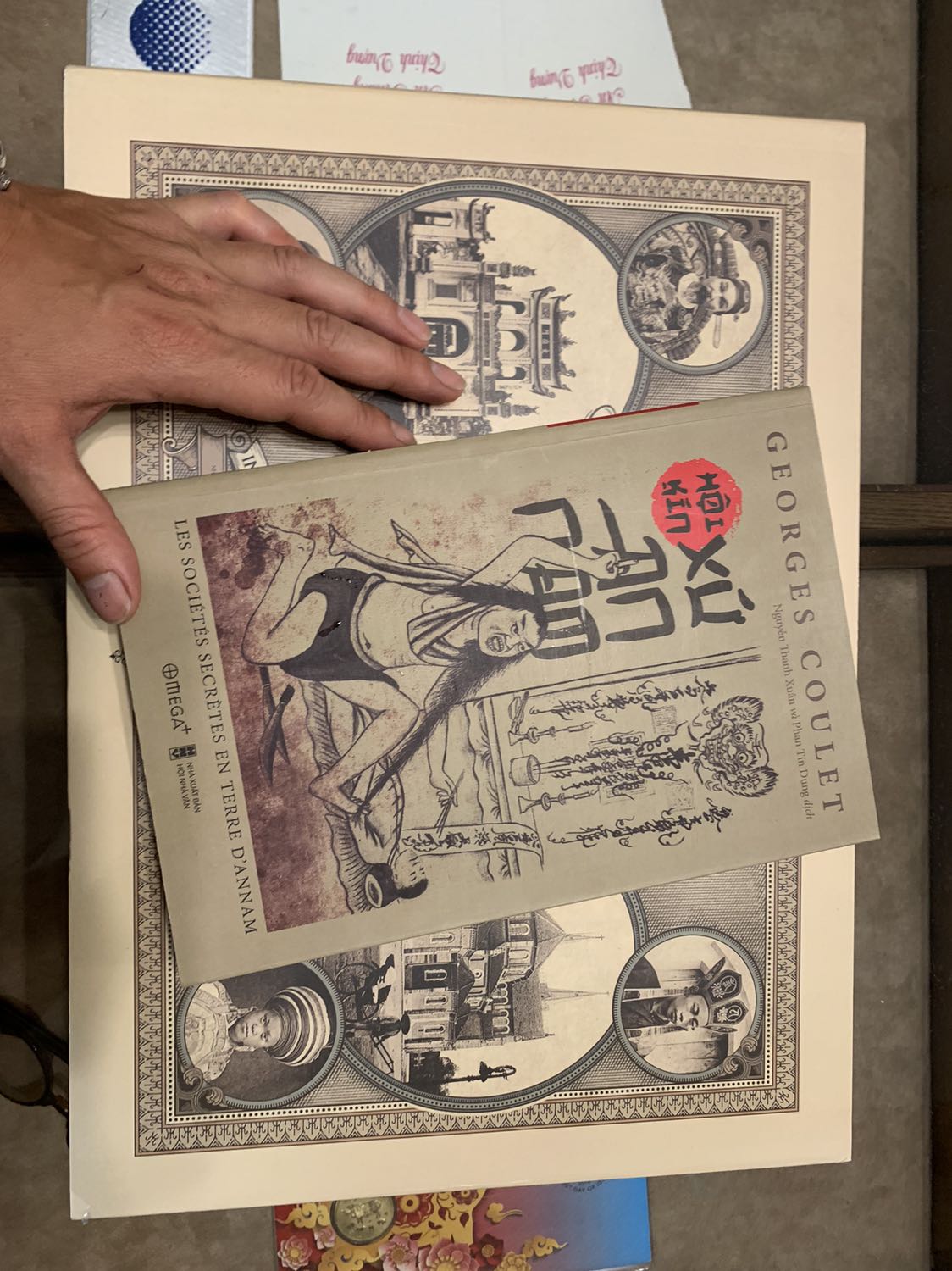 Sách nhận được trong tình trạng ổn thoả. Tuy không có màng bọng nhưng vẫn rất mới và không bị ảnh hưởng gì. Giấy đẹp, bản in rõ ràng. Nội dung thì phải đọc mới rì viu được.