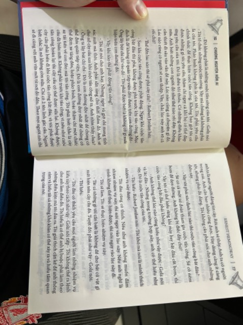 bìa cứng nhưng đóng gáy hơi chán. mở ra cứng ngắc ko khác gì bìa mềm. mấy trang đầu còn bị nhăn. 
in nội dung hơi sát lê dưới nhìn hơi khó chịu.
được cái font chữ vừa mắt dễ đọc.
mua sale nên cho 4*.