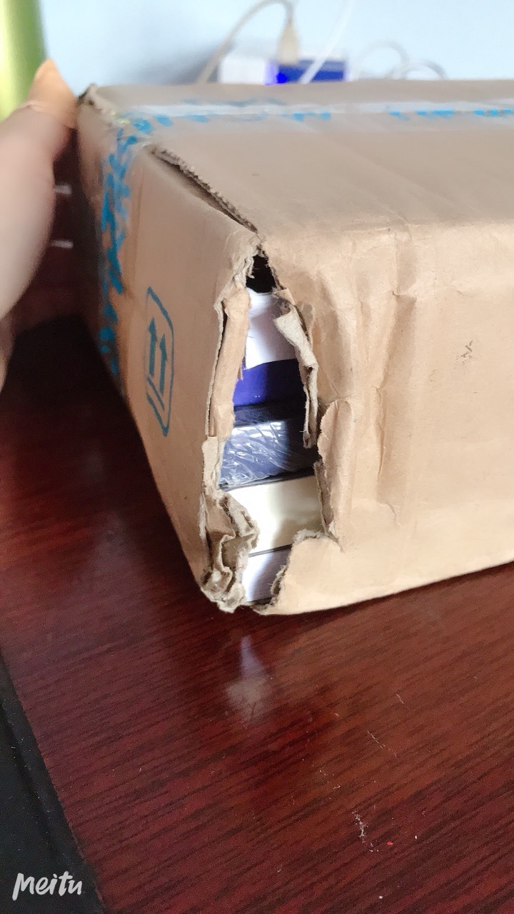 tôi chẳng biết do tôi chọn sai hay do vấn đề nào khác,tôi đặt mua trọn bộ NLP tất cả mỗi loại 1 quyển, nhưng đc chia ra làm 2 đơn hàng và riêng quyển này là 2 quyển??? mh chả biết làm gì với nó cả. 
 giao hàng thì rất nhanh, đơn đầu tiên trong bảng ghi có kèm quà tặng combo giảm giá ngẩu nhiên nhưng chẳng thấy đâu, đóng gói đơn đầu rách nát sách nhăn góc, mh k nghĩ chỉ đóng gói ngày 16 giao ngày 17 mà nó có thể rách bao bì đến vậy. lần đầu mua và khá thất vọng