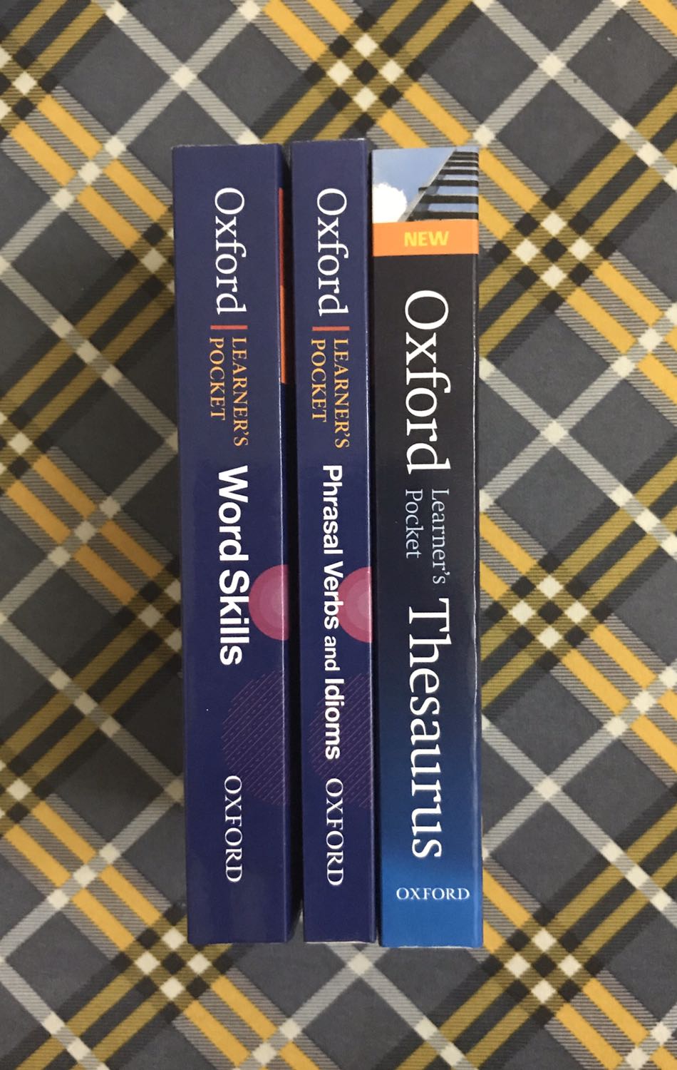 Cực hài lòng với sản phẩm tiki giao lần này. Đóng gói cẩn thận, từ điển mới toanh. K bong tróc gì hết. Từ điển siêu dễ thương, nhỏ gọn luôn. Thích hợp cho các bạn hs mang đi học . Bạn nào cần nâng cao vốn tiếng anh nên mua cuốn từ điển Oxford như thế này!