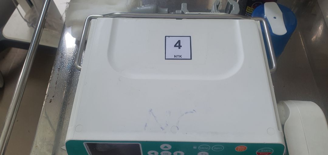 Vệ sinh sạch lớp keo dán. Đúng quảng cáo của sản phẩm