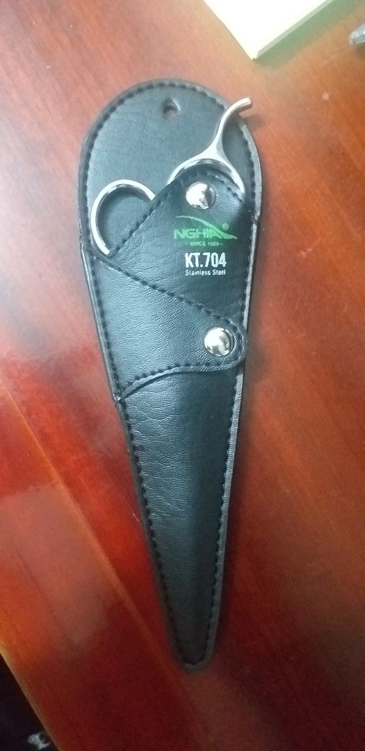 Sản phẩm giao hàng nhanh. Sử dụng tốt, kéo cắt tóc mượt, rất phê. Giá không rẻ nhưng rất xứng đáng với giá tiền bỏ ra.