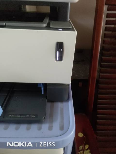 Bơm cả 2 hộp vào máy in nhưng máy không báo thêm miếng mực nào + in ra vẫn nhạt toẹt như trước khi bơm (hết mực). Lạ quá! 

Trong hình: 2 hộp bên phải là mới mua, 1 hộp bên trái là mực tặng khi mua máy. Vạch báo mực không thay đổi sau khi đã bơm lút 2 hộp mực mới mua: không đổi.