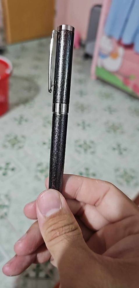 Ngoại hình ổn. Hàng bình dân nên độ hoàn thiện chưa được tuyệt vời lắm( ren xoắn phần che ống mực kêu khá to khi vặn ) nhưng cũng ok trong tầm giá. Ngòi bút vẫn còn hơi to để ký. Ống mực khá nhỏ nên có vẻ sẽ khá tốn tiền mực.