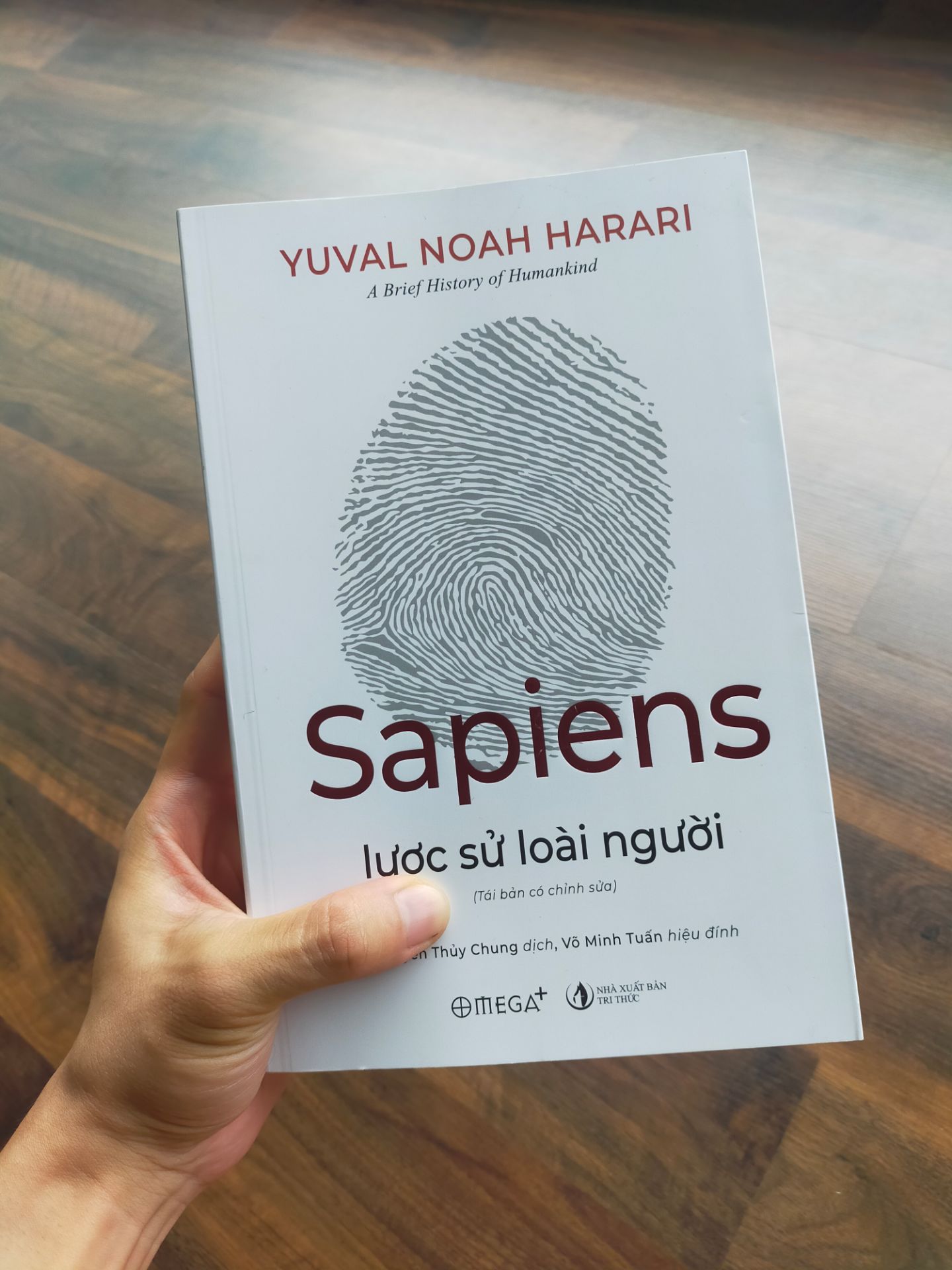 Sách hay lắm. Harari kể lại câu chuyện lịch sử 1 cách sinh động và giải thích vì sao Homo sapiens trở thành loài thống trị chứ ko phải ai khác. Vì họ cùng tin vào các giá trị liên chủ quan. Đó là KQ của cuộc cách mạng nhận thức loài người. Từ sau KQ đó, bộ tộc, làng mạc, thị xã, đất nước ra đời và có XH chúng ta như ngày nay.

Sách cho thấy sự khéo léo và tài năng của ông khi xâu chuỗi các sự kiện và cột mốc lịch sử riêng thành bức tranh toàn cảnh thống nhất nhau. Đó ko chỉ là trí tuệ đơn thuần mà còn là sự thấu suốt trong cách nhìn bao quát mọi vấn đề của Harari.

Cuốn sách chỉ dẫn những khả năng của quá khứ. Dù ta ko biết liệu khả năng ấy có đúng hay ko, vì ko ai trong chúng ta thực sự sống trong dòng chảy ấy. Nhưng tài kể chuyện khéo léo của Harari khiến ta phải tin như vậy. Hoặc giả bạn có ko tin 1 nhà sử học- người biết về lịch sử nhiều hơn bạn, bạn có thể tranh luận. Nên vì sao nói, cuốn sách của ông vừa gây hứng thú vừa gây tranh cãi là vì vậy.

Trong sách có đề cập 1 câu tôi rất ấn tượng, nếu còn điều gì hạn chế thì đó chính là khả năng của con người. Từ câu nói ấy và từ việc đọc cuốn sách này, tôi mới thấy thế giới ngoài kia còn quá nhiều điều đáng để học.

Nhận sách trên tay từ Fahasa thật sự rất bất ngờ. Đóng hộp chắc chắn, cẩn thận và sách còn rất mới, ko xước, ko dập, ko cũ. Cho 5 sao là quá xứng đáng luôn.