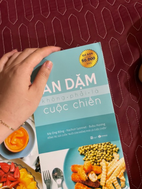 Thực sự lúc đầu chỉ hơi khó chịu chỗ mép sách k muốn bl đâu, nhưng mở bên trong thực sự rất muốn trả hàng vì những đốm mực bẩn này.